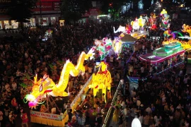 Những mô hình khổng lồ với đủ hình dáng, kích thước, rực rỡ đầy sắc màu được người dân diễu hành khắp đường phố ở Tuyên Quang. (Ảnh Vũ Quang/TTXVN)