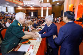 Ông Đỗ Văn Chiến, Bí thư Trung ương Đảng, Chủ tịch Ủy ban Trung ương Mặt trận Tổ quốc Việt Nam bắt tay đại biểu cựu chiến binh tham dự chương trình gặp mặt tại Thanh Hóa. (Ảnh: MTTQ)