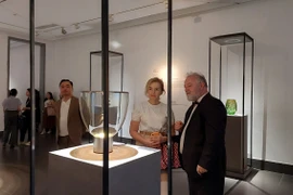 Triển lãm giới thiệu 17 tác phẩm nghệ thuật thủy tinh Séc. (Ảnh: Minh Thu/Vietnam+)