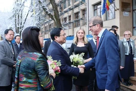 Lãnh đạo Trường Đại học Kỹ thuật Xây dựng Bucharest đón Thủ tướng Phạm Minh Chính và Phu nhân đến thăm đầu năm 2024. (Ảnh: Dương Giang/TTXVN)