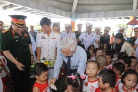 Tổng Bí thư Nguyễn Phú Trọng tặng quà cho trẻ em Trường Mầm non Trường Sa, tỉnh Khánh Hòa (5/5/2016). (Ảnh: Trí Dũng/TTXVN)