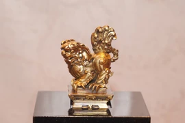 Tượng Nghê Văn Miếu, là vật phẩm được đúc bằng đồng thau, theo nguyên mẫu của Nghê đang chầu trên cột tứ trụ của Văn Miếu-Quốc Tử Giám Thăng Long. (Ảnh: PV/Vietnam+)