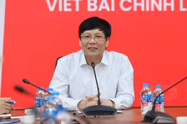 Nhà báo Hồ Quang Lợi trao đổi nghiệp vụ về báo chí chính luận tại Báo Điện tử VietnamPlus. (Ảnh: Minh Sơn/Vietnam+)