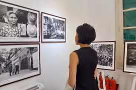 Khách tham quan có dịp nhìn lại những hình ảnh Hà Nội từ năm 1992. (Ảnh: Minh Thu/Vietnam+)