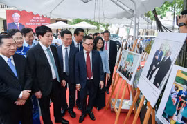 Các đại biểu tham quan triển lãm ảnh về Tổng Bí thư Nguyễn Phú Trọng. (Ảnh: CTV/Vietnam+)