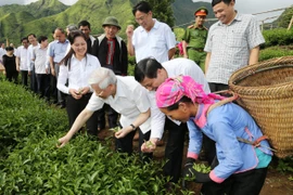 Sự giản dị, gần gũi của Tổng Bí thư khi đến thăm cuộc sống của người dân ở các thôn bản. (Ảnh:Trí Dũng/TTXVN)