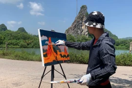 Họa sỹ Đặng Hữu trong một chuyến đi vẽ "Chuyện đường." (Ảnh: NVCC)