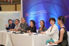 Đại sứ Pháp Olivier Brochet (thứ ba từ trái sang) chủ trì buổi họp báo. (Ảnh: PV/Vietnam+)