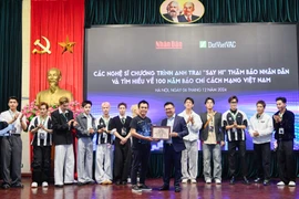 Ông Đinh Bá Thành, Chủ tịch, Tổng Giám đốc DatViet VAC trao tặng vé xem concert và poster chương trình cho ông Lê Quốc Minh, Tổng Biên tập Báo Nhân Dân. (Ảnh: CTV/Vietnam+)