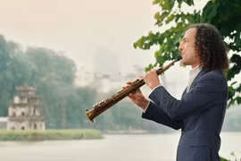 Nghệ sỹ saxophone nổi tiếng thế giới Kenny G đã ghé thăm một số địa danh nổi tiếng của Thủ đô để thực hiện MV. (Ảnh cắt từ clip)