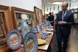 Triển lãm giới thiệu các tác phẩm tranh, ảnh, thư pháp và đồ thủ công mỹ nghệ Iran. (Ảnh: PV/Vietnam+)