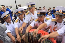 Những cựu chiến binh tàu "Không số" thắp nén hương tri ân các đồng đội đã hy sinh tại đài tưởng niệm Bến tàu không số K15, Đồ Sơn, Hải Phòng. (Ảnh: Thế Duyệt/TTXVN)