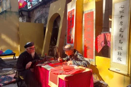 Hình ảnh ông đồ viết thư pháp tại Không gian bích họa phố Phùng Hưng. (Ảnh: Minh Thu/Vietnam+)