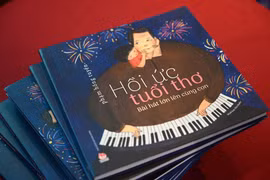 Cuốn “Hồi ức tuổi thơ-Bài hát lớn lên cùng con” của tác giả Phạm Hồng Tuyến, con gái nhạc sỹ Phạm Tuyên. (Ảnh: PV/Vietnam+)