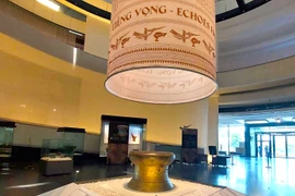 Trưng bày giới thiệu nhiều hiện vật trống đồng điển hình cho Văn hóa Đông Sơn. (Ảnh: Minh Thu/Vietnam+)