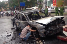 Lửa đã phá hủy hoàn toàn chiếc Nissan 4 chỗ (Ảnh: Sơn Bách/Vietnam+) 