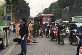 Hiện trường vụ va chạm giữa xe máy và xe bồn trên đường Phạm Văn Đồng (Ảnh: PV/Vietnam+) 