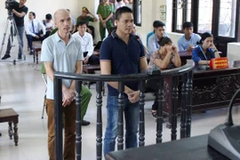 Hai bị cáo Thuận và Phương (bên phải) tại buổi xét xử sơ thẩm (Ảnh: PV/Vietnam+) 