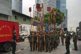 Lực lượng quân đội đã được điều đến hỗ trợ chữa cháy. (Ảnh: PV/Vietnam+) 