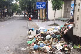 Nhiều tuyến đường trên thị xã Sơn Tây xuất hiện tình trạng rác thải ùn ứ (Ảnh: PV/Vietnam+) 
