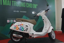 Chiếc xe Vespa Sprint với thông điệp yêu thương được đấu giá vì trẻ em và những mái trường vùng cao. (Ảnh: Minh Anh/Vietnam+)