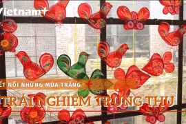 Các bé cùng cha mẹ trải nghiệm mùa Trăng Trung Thu xưa và nay. (Ảnh: Minh Anh/Vietnam+)