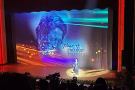 Chương trình cũng là dịp tưởng nhớ người đặt viên gạch đầu tiên cho VCPMC - cố nhạc sỹ Phó Đức Phương. (Ảnh: Minh Anh/Vietnam+)