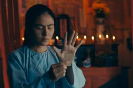 Một cảnh trong ''Chuyện ma gần nhà,'' bộ phim khai thác nhiều yếu tố tâm linh. (Ảnh: ĐPCC)