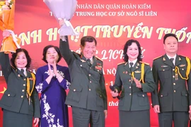 Trung tướng-Anh hùng lực lượng vũ trang nhân dân Phạm Tuân (giữa) cùng Hiệu trưởng trường Trung học cơ sở Ngô Sĩ Liên - bà Phạm Thu Hà và các cựu chiến binh quận Hoàn Kiếm, phường Hàm Long. (Ảnh: Minh Anh/Vietnam+)