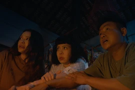 Nữ diễn viên Việt Hương (giữa) tái xuất màn ảnh lớn trong ''Nhà không bán.'' (Ảnh: ĐPCC)