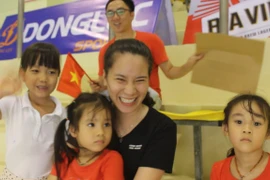 CĐV 'vượt nóng' cổ vũ hết mình cho tuyển Lặn Việt Nam giành 'vàng.' (Ảnh: Minh Anh/Vietnam+)