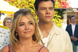 Florence Pugh và Harry Styles lần đầu bắt cặp trong ''Em yêu, đừng sợ.'' (Ảnh: Warner Bros. Pictures)