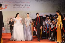 Dàn sao sải bước trên thảm đỏ trong Liên hoan Phim quốc tế Hà Nội lần V. (Ảnh: Báo Thể thao và Văn hóa)