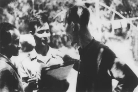 Bác Hồ và họa sỹ trẻ Phan Kế An. (Ảnh tư liệu Vietnamtheartofwar.com)