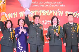 Trung tướng-Anh hùng lực lượng vũ trang nhân dân Phạm Tuân (giữa) cùng Hiệu trưởng trường Trung học cơ sở Ngô Sĩ Liên - bà Phạm Thu Hà và các cựu chiến binh quận Hoàn Kiếm, phường Hàm Long. (Ảnh: Minh Anh/Vietnam+)