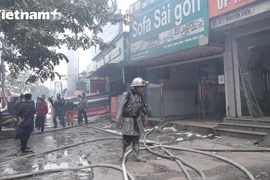 Cháy lớn tại dãy nhà trên đường Nguyễn Xiển đúng ngày Rằm tháng Giêng. (Ảnh: Hoàng Đạt/Vietnam+)