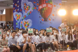 Trong khi buổi khai giảng đầu cấp mang lại những cảm xúc bỡ ngỡ, mới lạ bao nhiêu, thì buổi bế giảng cuối cấp lại có phần trầm lắng, nhiều cảm xúc bấy nhiêu. (Ảnh: Minh Sơn/Vietnam+)