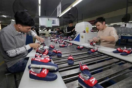 Công ty TNHH Hóa dệt Hà Tây, xã Tân Lập, huyện Đan Phượng, Hà Nội chuyên sản xuất giầy xuất khẩu sang thị trường Châu Âu, Anh, Mỹ…, sản lượng 120.000 đôi/tháng, ổn định việc làm và thu nhập cho 600 cán bộ, công nhân. (Ảnh: Trần Việt/TTXVN)