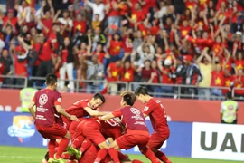 Các cầu thủ tuyển Việt Nam vỡ òa sau khi đội nhà vào tứ kết sau loạt đá 11m cân não. (Ảnh: Hoàng Linh/TTXVN)