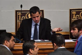 Ông Juan Guaido (giữa), thủ lĩnh phe đối lập, Chủ tịch của Quốc hội Venezuela do phe đối lập kiểm soát, phát biểu trong một phiên họp Quốc hội tại Caracas ngày 29/1/2019. (Ảnh: AFP/ TTXVN)