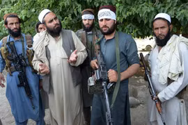 Các tay súng Taliban tại khu vực ngoại ô Jalalabad, Afghanistan, ngày 16/6/2018. (Ảnh: AFP/ TTXVN)