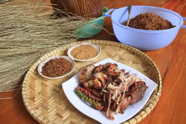 Thịt heo gác bếp, muối kiến vàng, rượu cần là văn hóa ẩm thực không thể thiếu trong ngày lễ, Tết của người Jrai. (Ảnh: Hồng Điệp/TTXVN)