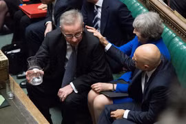 Thủ tướng Anh Theresa May (thứ 2, phải) cùng các thành viên Chính phủ tại phiên bỏ phiếu tín nhiệm của Hạ viện ở London ngày 16/1/2019. (Ảnh: AFP/TTXVN)