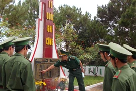 Giáo dục truyền thống của đơn vị cho chiến sĩ trẻ tại Đài tưởng niệm các Anh hùng liệt sĩ Đồn biên phòng Cửa khẩu Bu Prăng. (Ảnh: TTXVN phát)