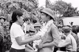 Người dân tỉnh Battambang đến thăm và tiễn đưa quân tình nguyện Việt Nam hoàn thành nghĩa vụ quốc tế, lên đường về nước, sáng 20/6/1984. (Ảnh: TTXVN)
