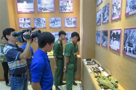 Các đại biểu tham quan triển lãm. (Ảnh: Ánh Tuyết/TTXVN)