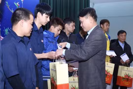 Ủy viên Trung ương Đảng, Bí thư Đảng ủy, Tổng giám đốc TTXVN Nguyễn Đức Lợi tặng quà cho 30 lao động của Công ty VINADATAXA có hoàn cảnh khó khăn. (Ảnh: Minh Quyết/TTXVN)