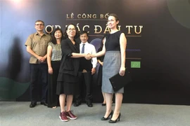 Bà Phạm Phương Thảo (trái) trao bảng ký kết hợp tác với bà Jennifer Buckley, Giám đốc Điều hành cấp cao của Seaf, Quỹ SEAF của Mỹ. (Ảnh: Hồng Nhung/TTXVN)