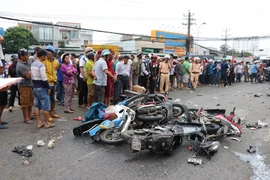 Hiện trường thảm khốc vụ xe container đâm 21 xe máy tại Long An