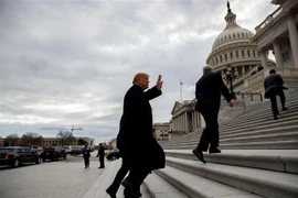 Tổng thống Mỹ Donald Trump (phía trước) tới đồi Capitol để dự cuộc họp với giới lãnh đạo nghị sỹ Quốc hội ngày 9/1/2019. (Ảnh: THX/TTXVN)